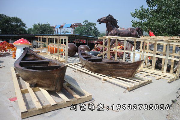 草坪玻璃钢船景观雕塑